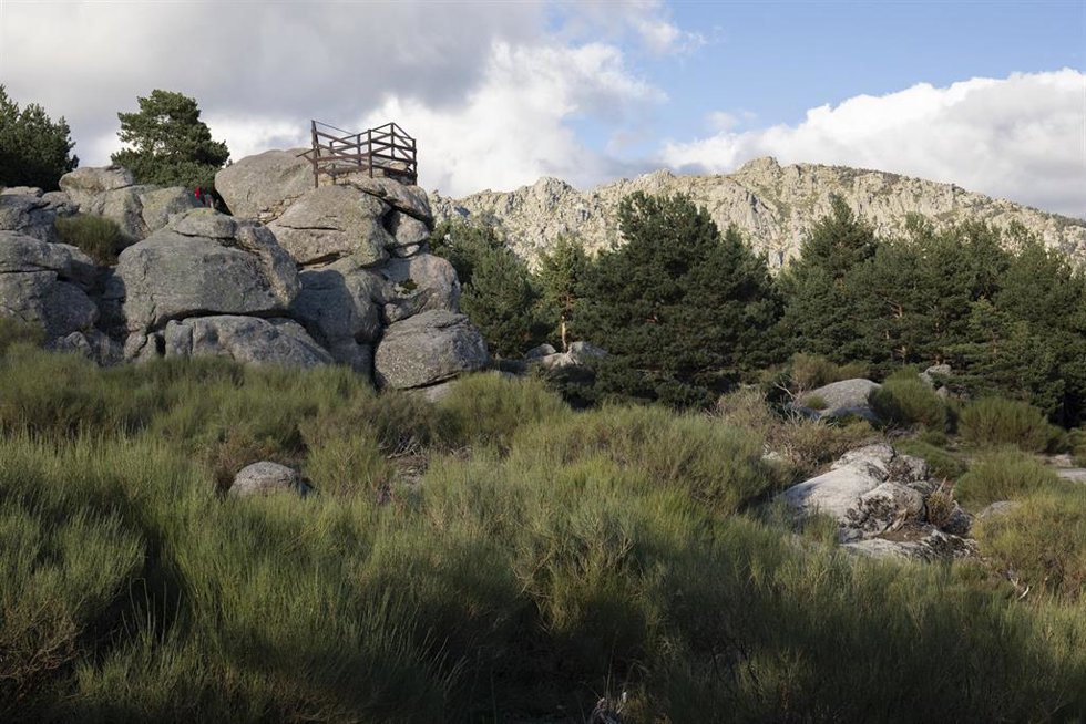 Vista del mirador de Vicente Aleixandre, en la ruta de los Miradores de los Poetas, en Cercedilla, a 3 de octubre de 2021, en Cercedilla, Madrid (España). 