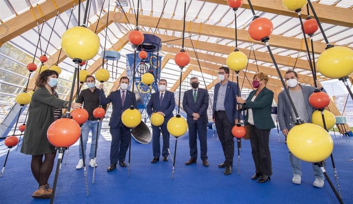 El alcalde de Bilbao, Juan Mari Aburto, el concejal de Obras, Planificación Urbana y Proyectos Estratégicos, Asier Abaunza, y miembros de la corporación municipal en el nuevo espacio de la Plaza Andalucía.