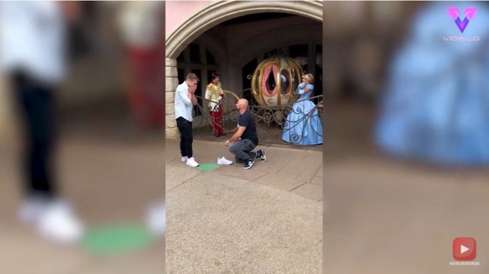 Tras diez años de novios, este hombre recibe una propuesta de matrimonio Disneyland París