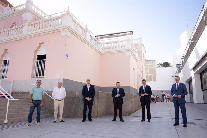 Foto de familia de dirigentes de Caixabank en una visita a la sede de Aspronte en Tenerife