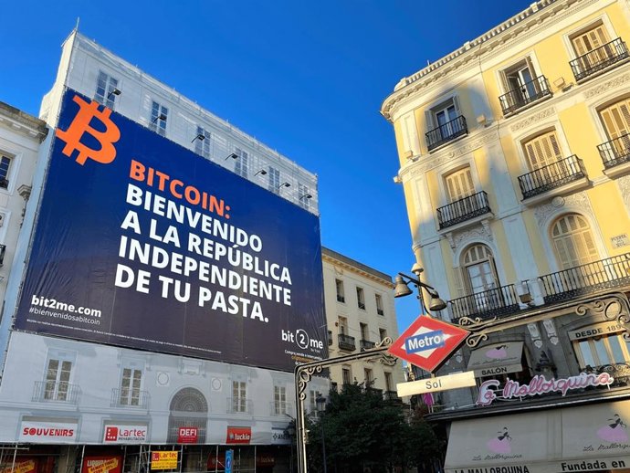 Archivo - Bit2Me despliega un cartel en la Puerta del Sol de Madrid