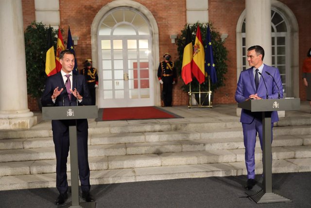 El presidente del Gobierno, Pedro Sánchez (d) y el primer ministro de Bélgica, Alexander De Croo, comparecen ante los medios de comunicación después de su reunión con el primer ministro de Bélgica, en el Complejo de La Moncloa, a 18 de octubre de 2021, en
