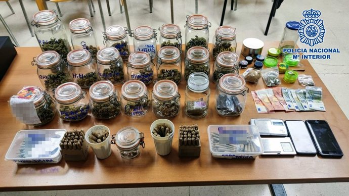 Material intervenido por la Policía Nacional en un club cannábico en Arona