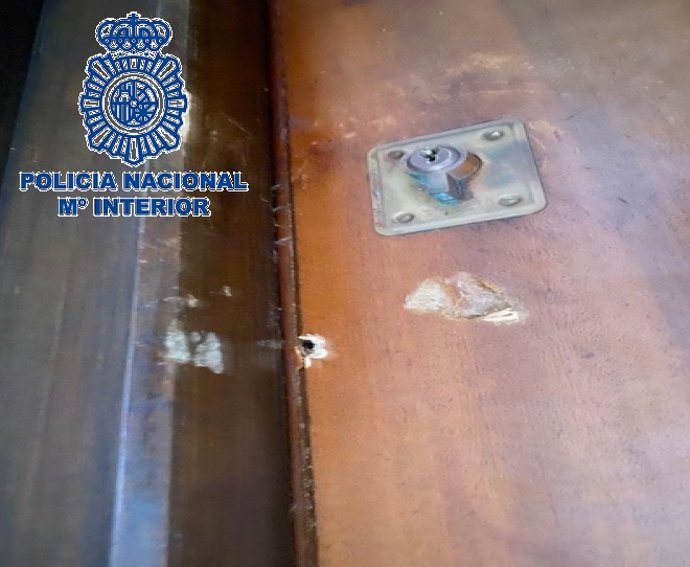 Puerta atornillada que tuvieron que abrir los policías