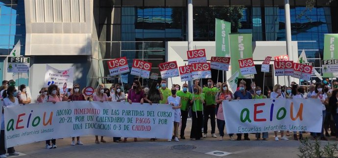 Más de 350 escuelas infantiles se concentran ante APAE para protestar por los "retrasos" en pagos del curso 2020-2021