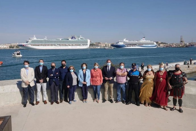 Autoridades reunidas ante la escala simultánea de cinco cruceros que acoge por primera vez el Puerto de Cartagena