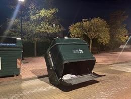 Contenedor de basura volcado en Olaz.