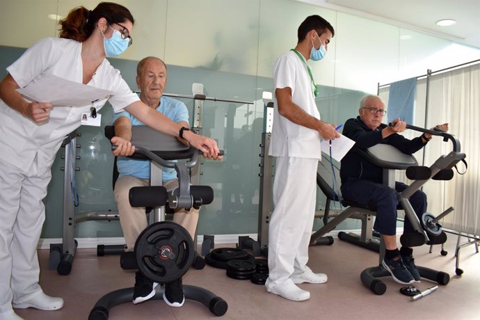 Dos pacients assisteixen al rograma de rehabilitació respiratria 