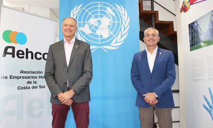 El presidente de Aehcos, José Luque (izquierda), y el director de Cifal Málaga, Julio Andrade (derecha)