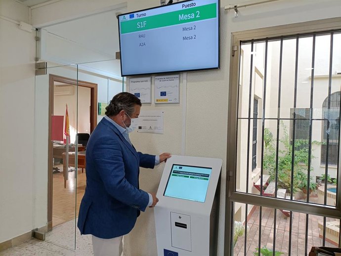El delegado de Justicia en Huelva, Alfredo Martín, en el Registro Civil de Ayamonte.