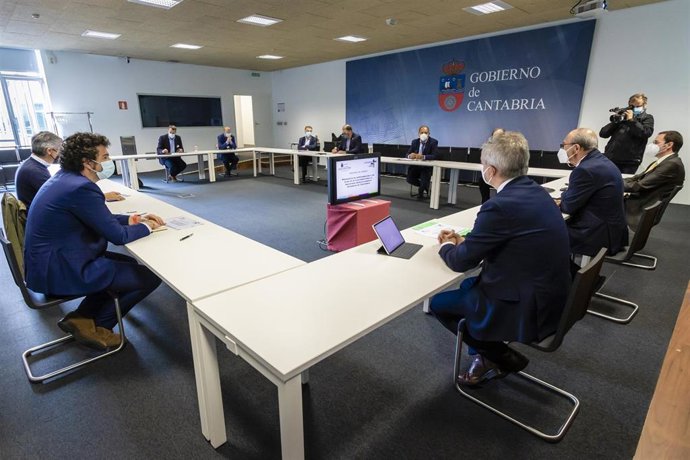 El consejero de Industria, Turismo, Innovación, Transporte y Comercio, Javier López Marcano, se reúne con las empresas electrointensivas.