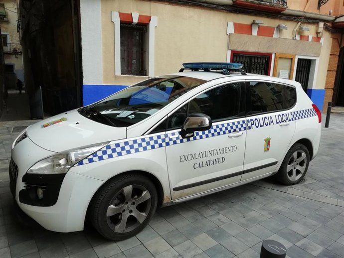 Archivo - Uno de los vehículos de la Policía Local de Calatayud.