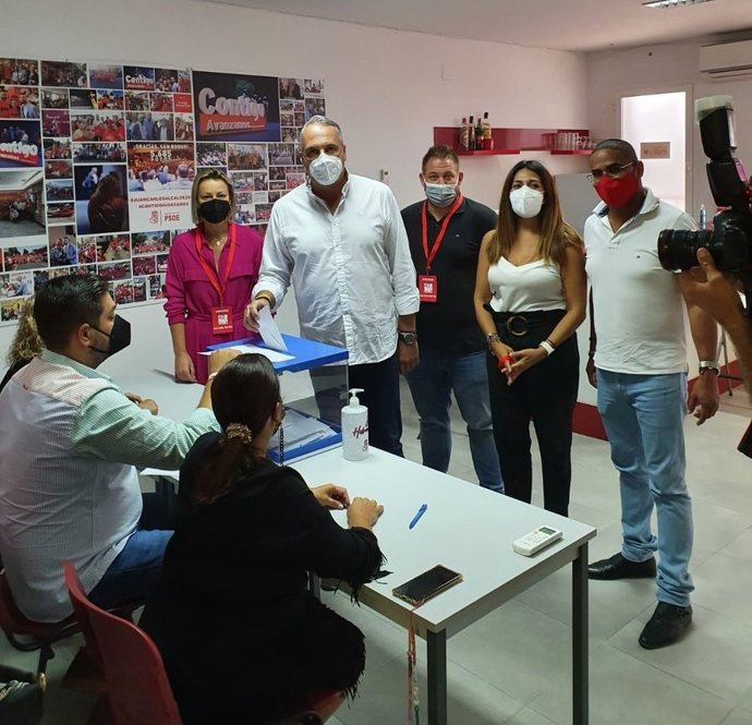 Ruiz Boix votando en las elecciones del 26 de septiembre para las listas de delegados el Congreso Federal.