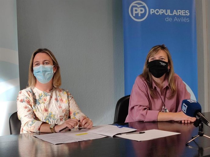 La diputada del PP Reyes Fernández Hurlé y la concejala del PP Esther Llamazares