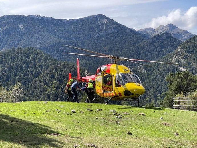 Els Bombers de la Generalitat fan servir l'helicpter en un rescat de muntanya