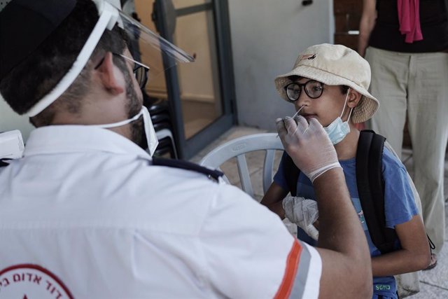 Archivo - 23 August 2021, Israel, Jerusalem: A health worker takes a swab for a coronavirus test from a child at a test centre. Photo: Nir Alon/ZUMA Press Wire/dpa