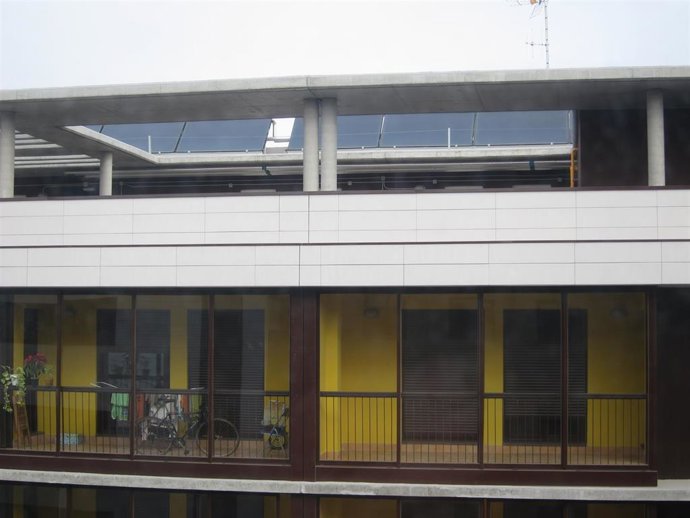 Archivo - Una vivienda con placas solares.