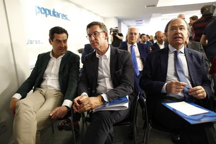 Archivo - El presidente la Junta de Andalucía, Juanma Moreno (i.), junto al presidente de la Xunta, Alberto Núñez Feijóo