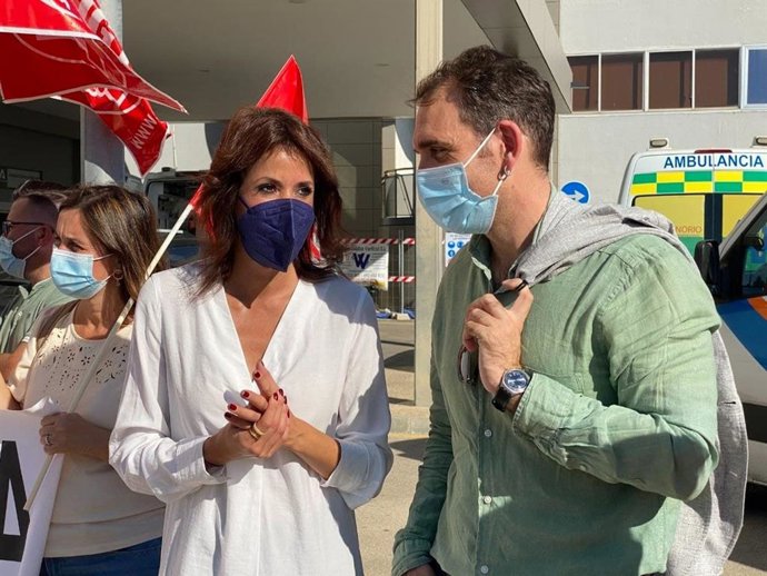 La coordinadora de Podemos Andalucía, Martina Velarde, y el coordinador de IU Andalucía, Toni Valero, este jueves en Málaga.