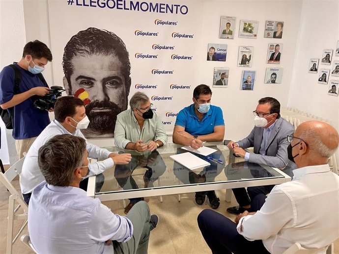 El presidente del PP de Huelva, Manuel Andrés González, en su reunión con los concejales del PP de Cartaya.