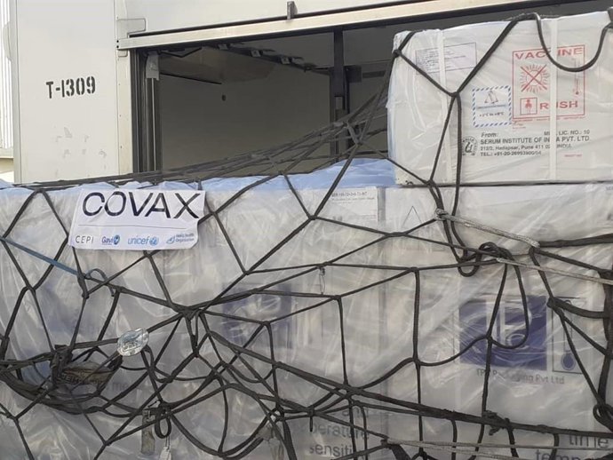 Archivo - Cargamento de vacunas del mecanismo COVAX de la OMS.