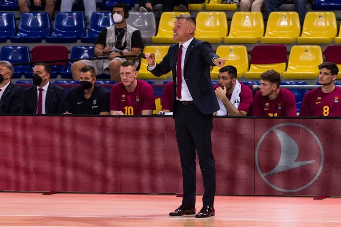 Sarunas Jasikevicius, Head coach of FC Barcelona gestures during the Turkish Airlines EuroLeague match between FC Barcelona and Alba Berlin at Palau Blaugrana on October 01, 2021 in Barcelona, Spain.