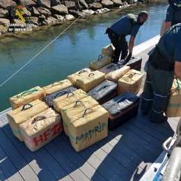 Archivo - Fardos hachís intervenidos por la Guardia Civil en una imagen de archivo.