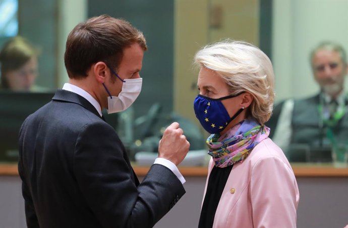 HANDOUT - 21 October 2021, Belgium, Brussels: French President Emmanuel Macron (L) speaks with European Commission President Ursula Von der Leyen during the European Union summit at The European Council. Photo: Zucchi Enzo/European Council/dpa - ATTENTI
