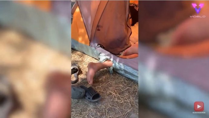 Una tienda de campaña individual no aguanta la envergadura de este hombre de 1,80 metros y termina rasgándose