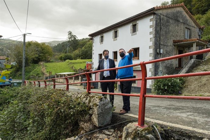 El consejero de Obras Públicas, Ordenación del Territorio y Urbanismo, José Luis Gochicoa, realiza una visita institucional al municipio de Miera