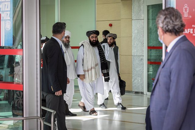 14 October 2021, Turkey, Ankara: The acting Afghanistan's Foreign Minister Amir Khan Muttaq (C) arrives at Ankara Esenboga Airport. The Afghanistan Foreign Delegation under the Taliban rule held a closed-door meeting with Foreign Minister Mevlut Cavusoglu