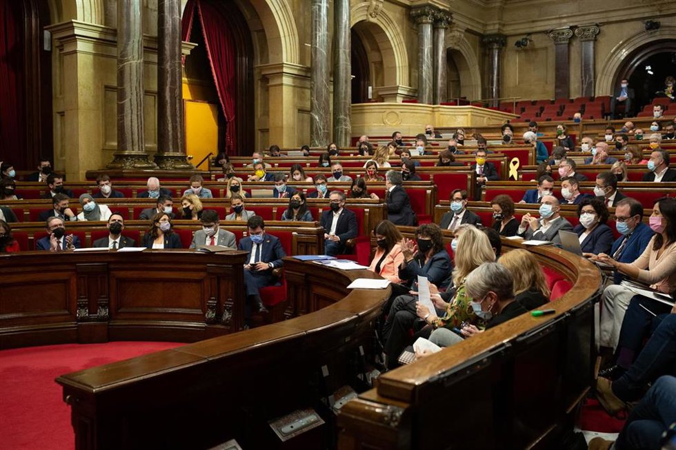 Vista general del hemiciclo, en una sesión de control al Govern, en el Parlament, a 20 de octubre de 2021, en Barcelona, Catalunya (España). El pleno de este miércoles en el Parlament tiene entre sus temas principales los protocolos frente a la Covid-19