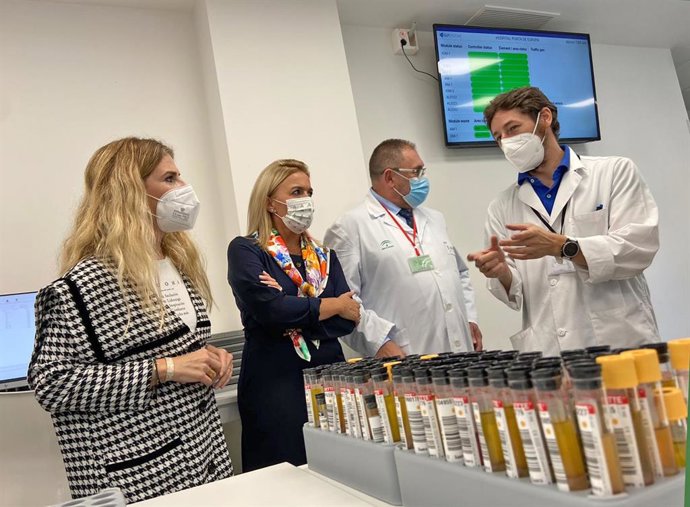 La delegada de la Junta de Andalucía en la provincia de Cádiz, Ana Mestre, durante su visita al Hospital Punta de Europa de Algeciras.