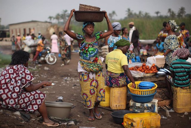 Archivo - Mujeres en un mercado en Benín.