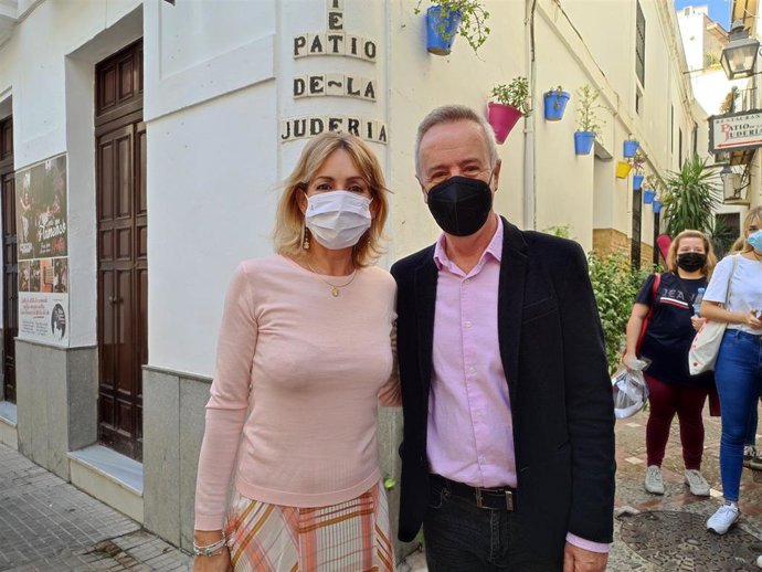 La delegada territorial de Educación y Deporte de la Junta en Córdoba, Inmaculada Troncoso, y el actor Carlos Hipólito.