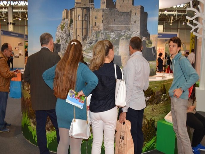 Archivo - Visitantes en una edición anterior de Tierra Adentro.