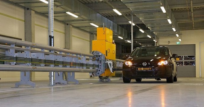 Coche con neumáticos Continental