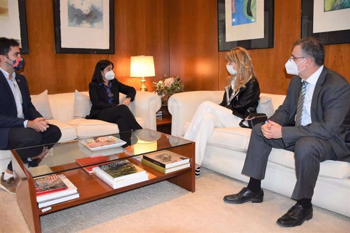 La ministra Carolina Darias ha recibido en sede ministerial a la presidenta del Senado de Chile, Ximena Rincón.