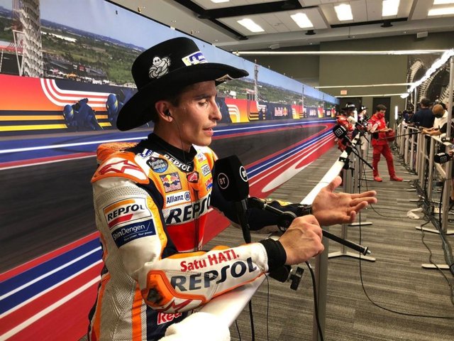 El piloto español de MotoGP Marc Márquez atiende a los medios tras celebrar su victoria con su sombrero texano