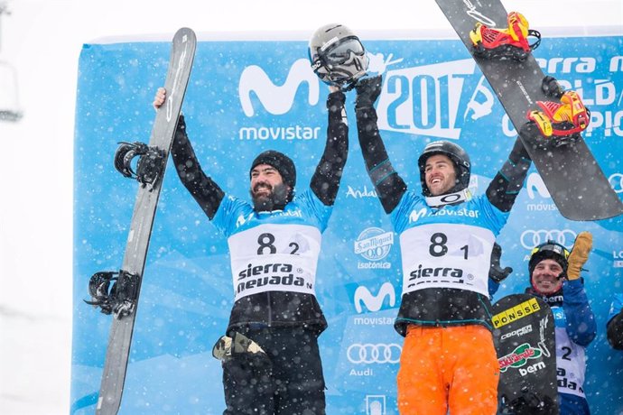 Archivo - Regino Hernández y Lucas Eguibar celebran la plata en el Mundial de Sierra Nevada en 2017.