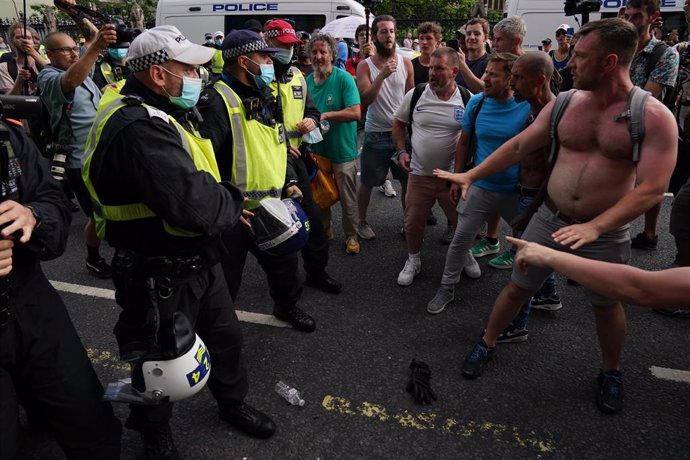 Archivo - 19 July 2021, United Kingdom, London: Police block anti-vaccination protesters during a demonstration in Parliament Square after the final Coronavirus legal restrictions were lifted in England. Photo: Jonathan Brady/PA Wire/dpa