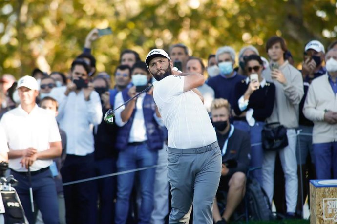 Jon Rahm golpea una bola durante el Acciona Open de España 