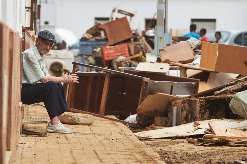 Un vecino observa las tareas de limpieza en las calles del pueblo al día siguiente del temporal de lluvia que sufrió la provincia de Huelva a 24 de septiembre 2021 en Lepe (Huelva, Andalucía) .El temporal de lluvias registrado este jueves ha provocado g