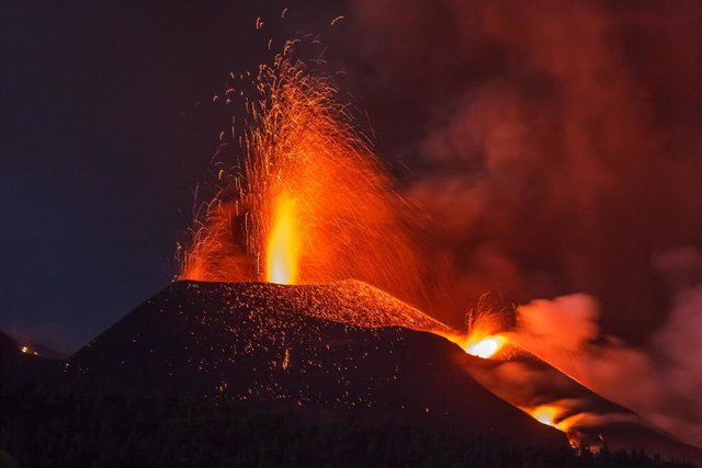 Lava y piroclastos emitidos por el volcán de Cumbre Vieja, a 20 de octubre de 2021, en La Palma