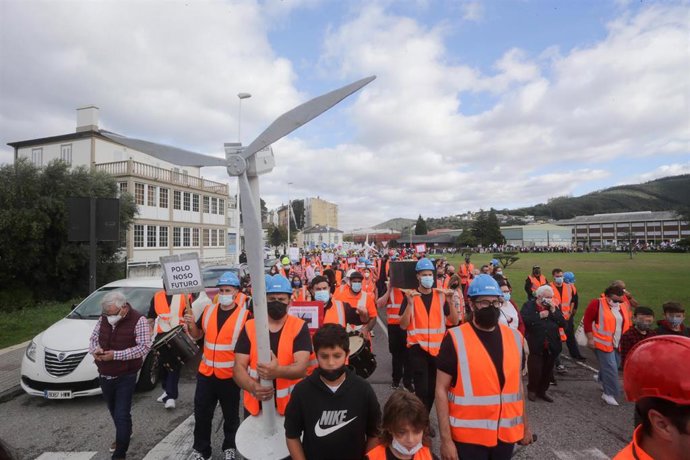 Un hombre transporta una miniatura de un molino de energía eólica, en una manifestación por el futuro industrial de A Mariña, a 17 de octubre de 2021, en Viveiro, Lugo (Galicia). Viveiro acoge este domingo una manifestación convocada por los sindicatos 