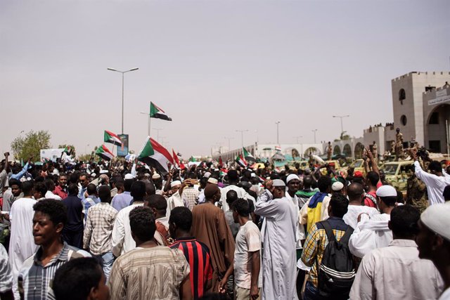 Archivo - Manifestantes delante del Ministerio de Defensa de Sudán en Jartum durante una protesta en 2019