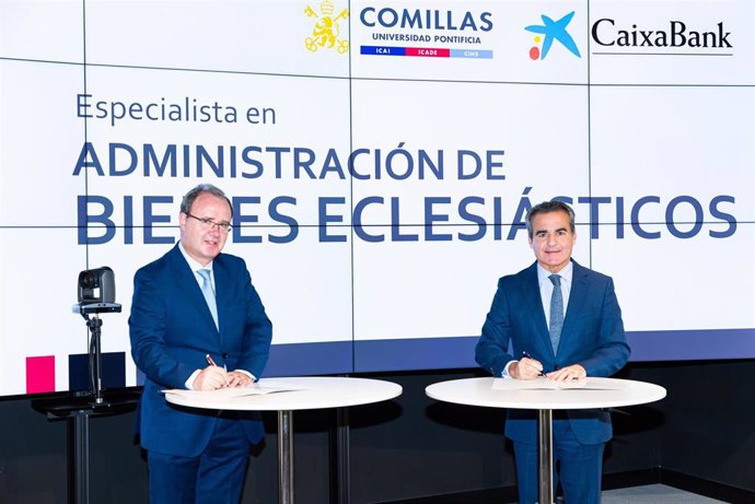 El director territorial Madrid Metropolitana de CaixaBank, Rafael Herrador, y el rector de la Universidad Pontificia Comillas, Enrique Sanz, en el momento de la firma del convenio.