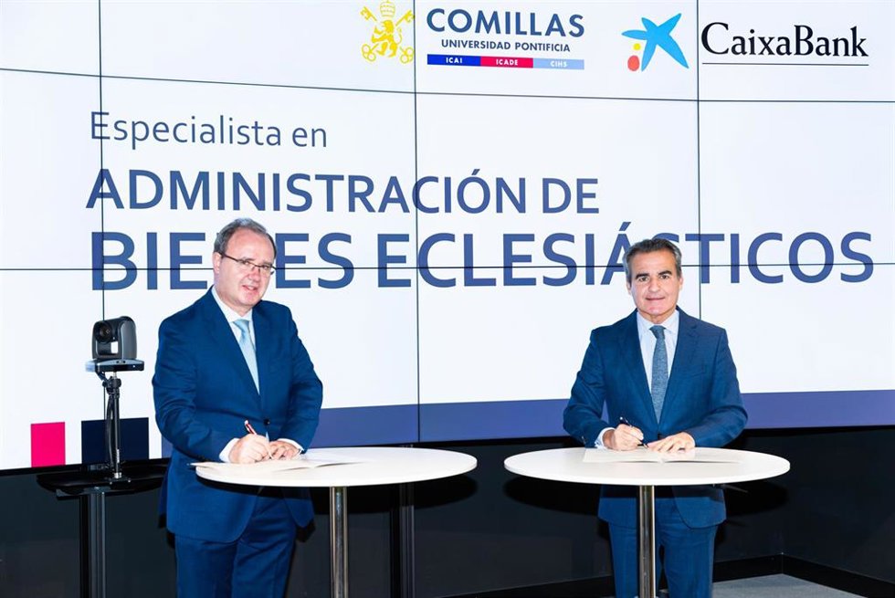 El director territorial Madrid Metropolitana de CaixaBank, Rafael Herrador, y el rector de la Universidad Pontificia Comillas, Enrique Sanz, en el momento de la firma del convenio.