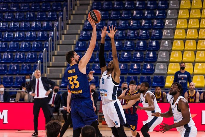 Archivo - Nikola Mirotic of Fc Barcelona shoots over Austin Hollins of Zenit St. Petersburgo during the Turkish Airlines EuroLeague Play-offs game 5 match between Fc Barcelona  and Zenit St. Petersburgo at Palau Blaugrana on May 04, 2021 in Barcelona, S