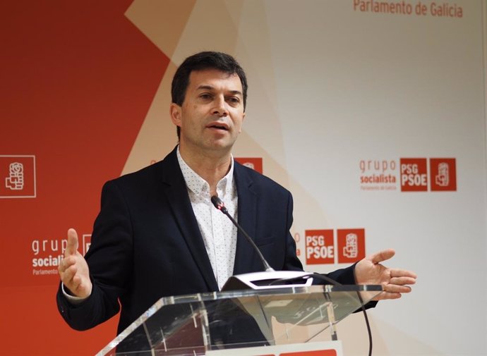 Gonzalo Caballero en rueda de prensa en el Parlamento